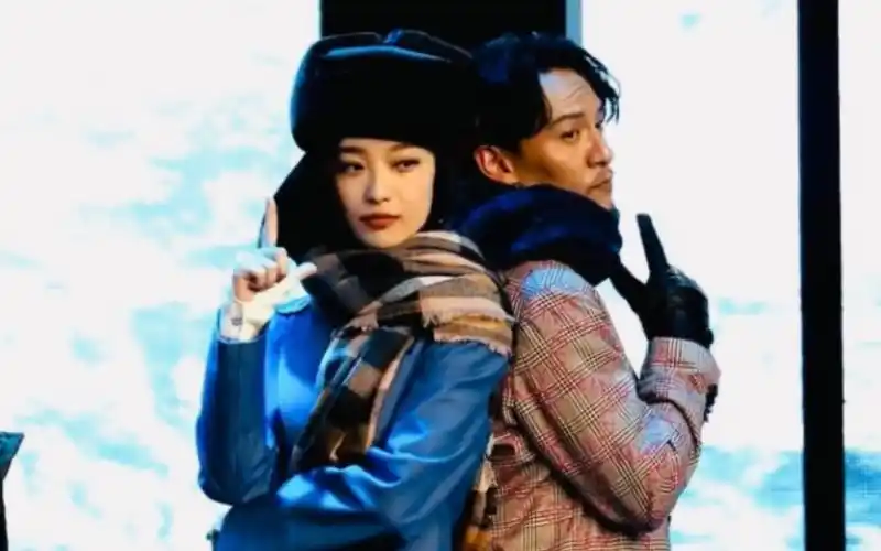 【张震x倪妮】雪暴发布会 背靠背造型