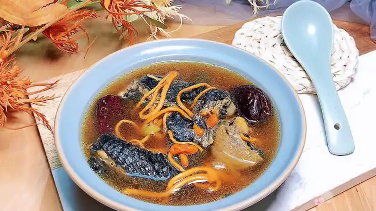 虫草花鸡汤,益气养血的乌鸡虫草花汤就上桌了.