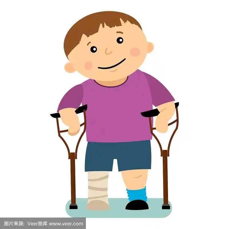 一个拄着拐杖,石膏腿的残疾男孩.矢量卡通人物孤立在白色背景.