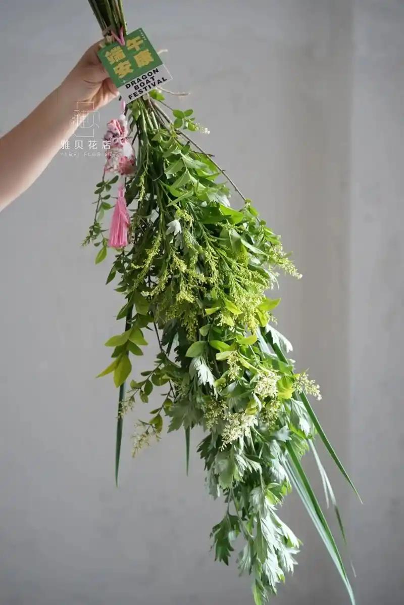 挂艾叶菖蒲是中国民间节日习俗,在端午节以艾叶悬于堂中以僻邪驱 - 抖