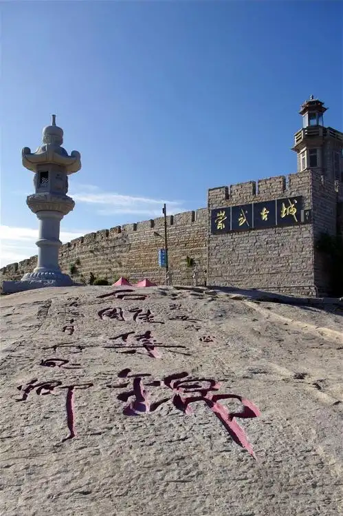 p>崇武古城坐落于福建省 a target="_blank" href="/item/泉州市">