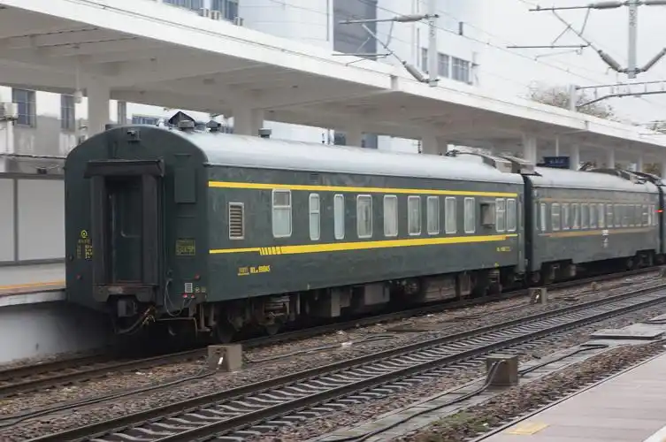 蓝色涂装的中国铁路客运列车