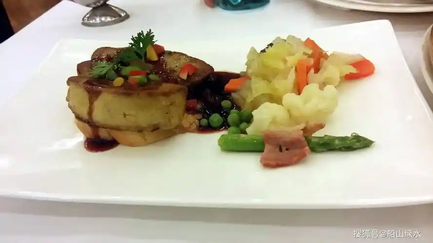 家人母子俩在餐厅合影据悉,莫斯科餐厅以经营俄式大菜为主,提供俄罗斯