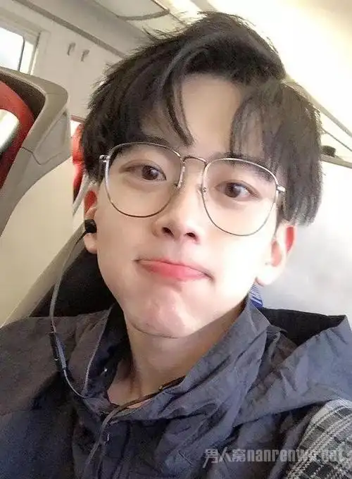 齐刘海的短发发型最受欢迎,齐刘海式的蘑菇头短发发型,在00后短发发型