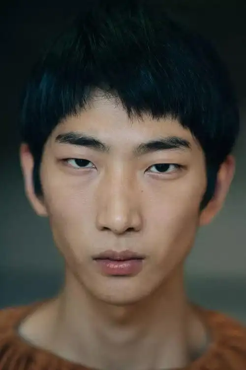 韩国男模,关注秀场的应该对这张面孔不会很陌生,近两年他都很努力的在