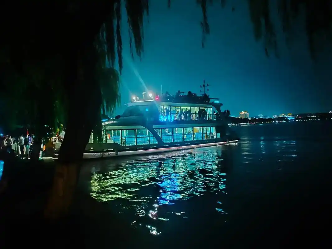 杭州:西湖赏荷,记录夏日独特的美.#生活随拍记录美好瞬间 # - 抖音