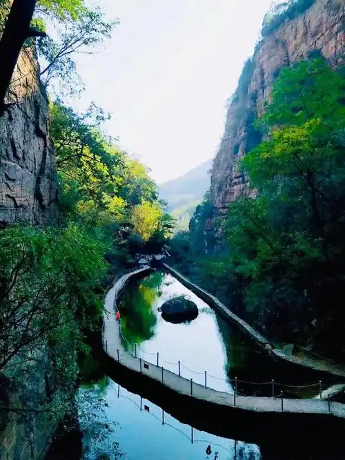 天柱沟风景区位于中国河南省辉县市南寨镇柿园村境内,总面积为30000余