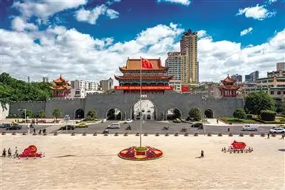 曲靖城区七一节日气氛浓