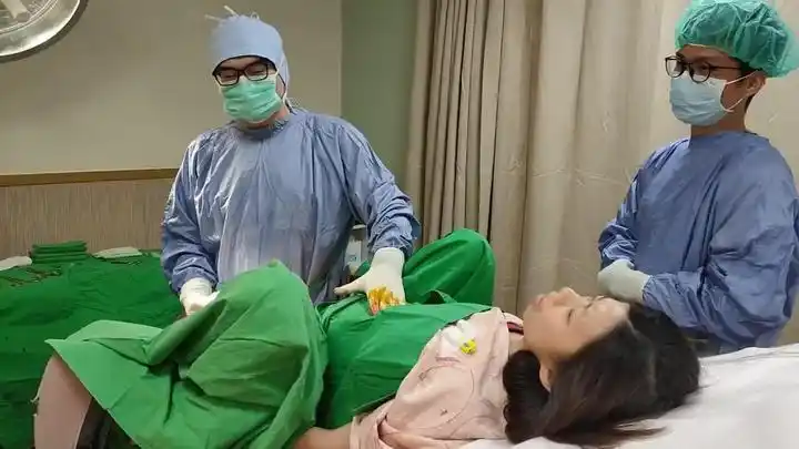 产房直击医生接生全过程这妈妈太厉害了生孩子都不叫