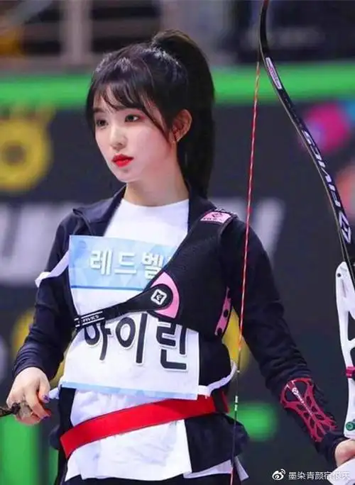 韩国人气美女裴珠泫参加射箭比赛,矫健的身姿靓丽动人