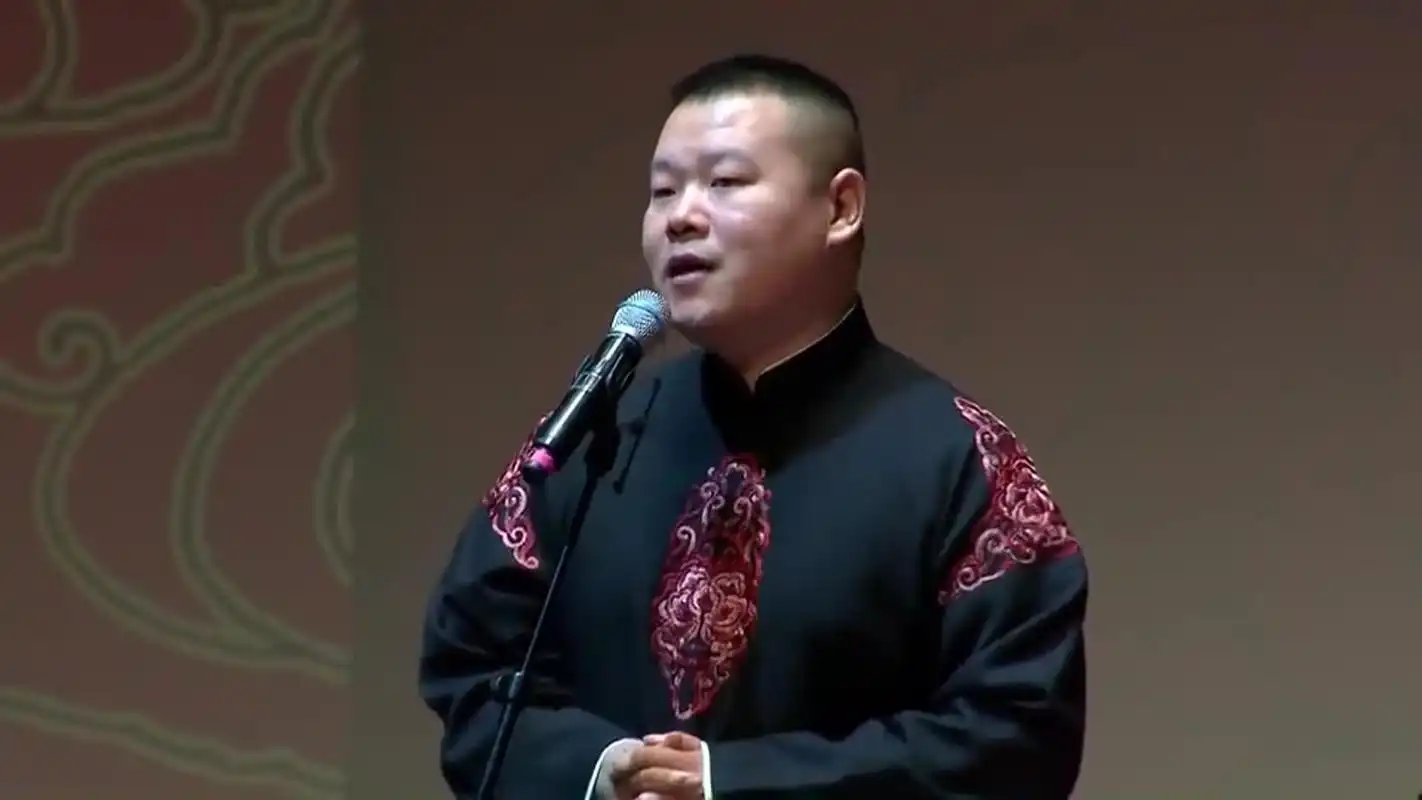 岳云鹏表面上是在学习师父郭德纲的稳健台风,当然他也学得很好,但实际