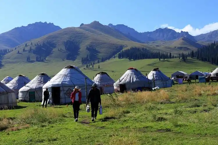 那拉提草原上的哈萨克毡房也是一道美的风景线.