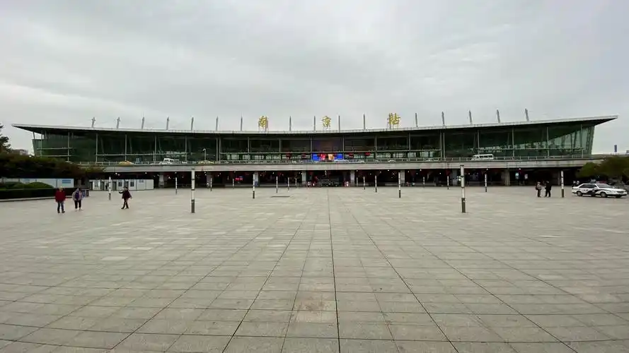 清晨的南京站广场,玄武湖畔.