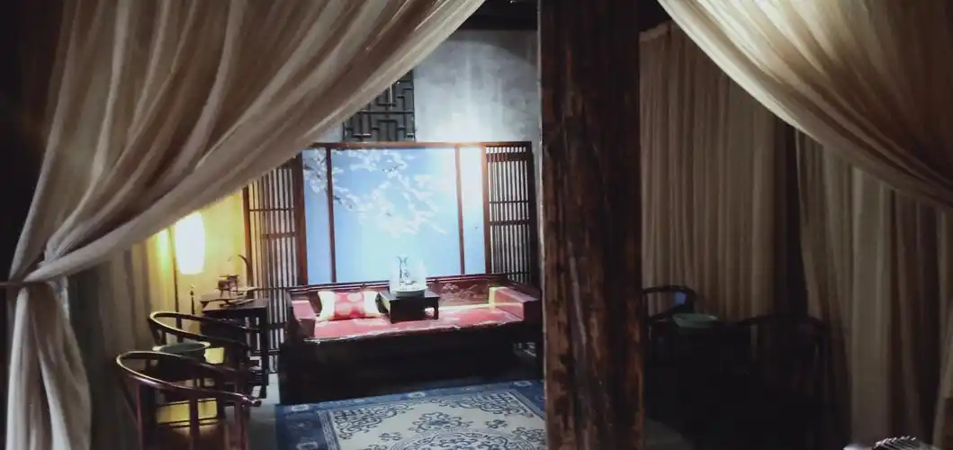 继续往前看看,看到了古代人的卧室.