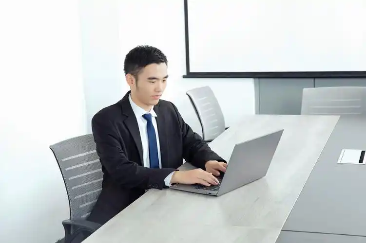 男士笔记本电脑打字工作中商务办公图片