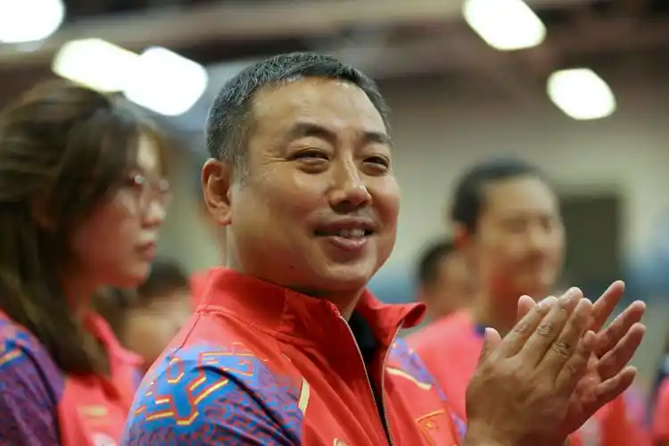 8月17日,中国乒协主席刘国梁(前)在交流活动中鼓掌.