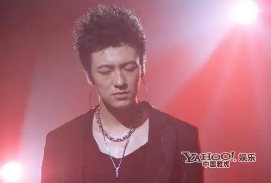 章子怡变身铁杆粉丝力挺信乐团新主唱刘文杰