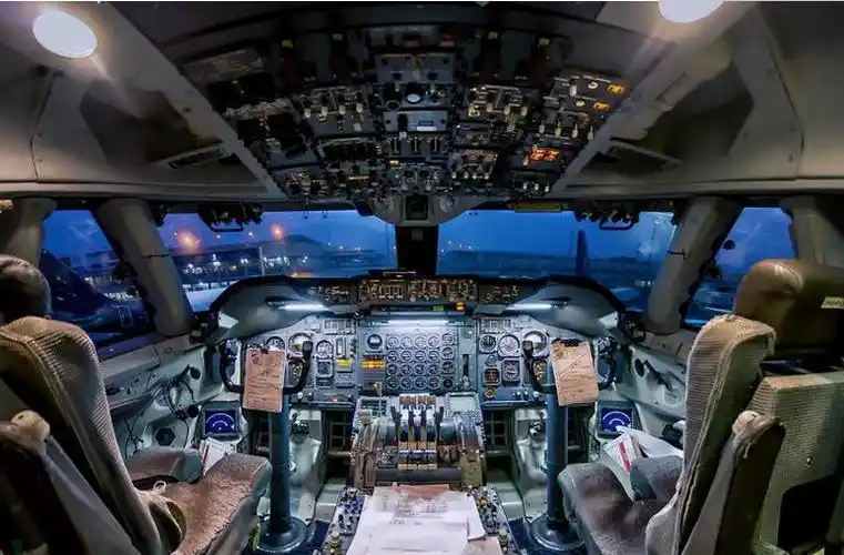 波音747驾驶舱,凌乱的仪表盘和操作按钮,这是怎么开的.