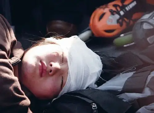 轮滑女孩飞下断桥,当场昏迷