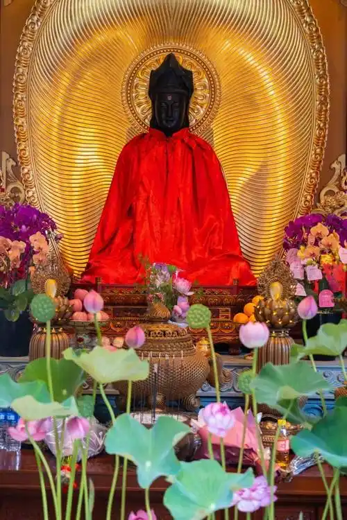 内供奉了精美的插花观世音菩萨圣像披上了红袍上海玉佛禅寺观音殿内观