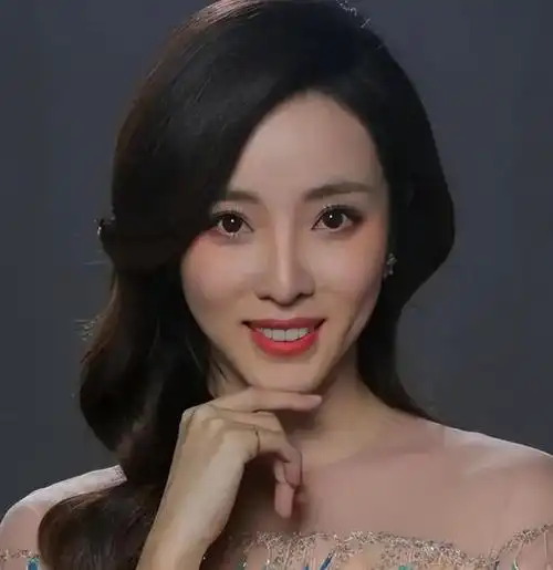 近日,央视著名女主持人李思思突然登上热搜,网友晒出她已从央视离职的