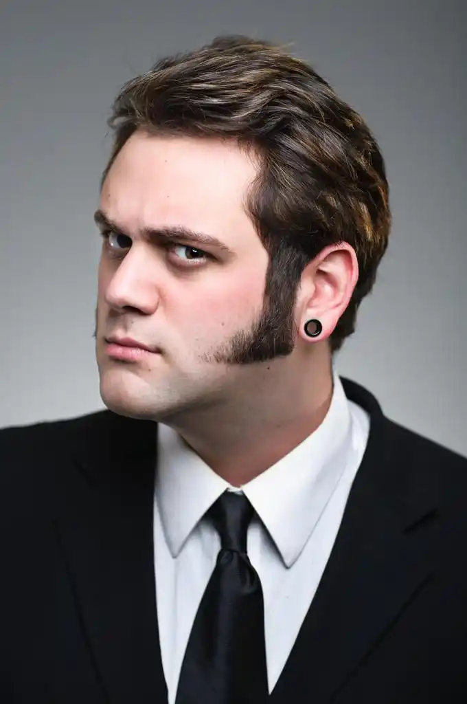 年轻的白种男人带冷漠的眼神