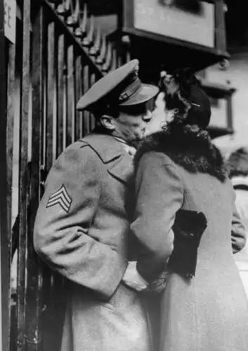 战争年代那些醉人身心的吻