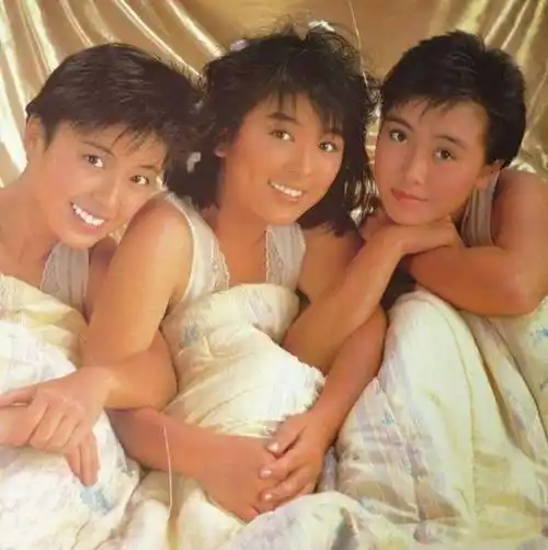 随后与李丽珍,袁洁莹等5人一起成立了组合"开心少女组"