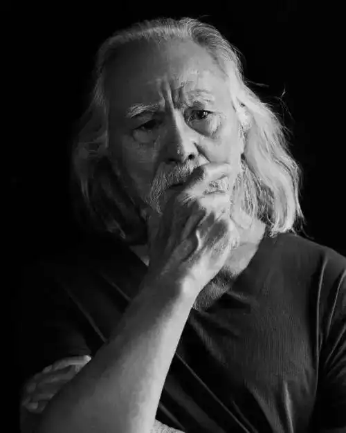 王德顺24岁成为话剧演员,拿公家的钱演出,工作十分稳定.