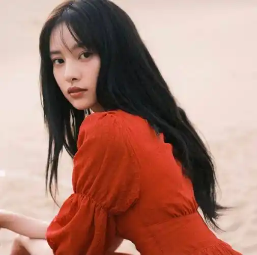 走红,《西出玉门》红裙惊艳,不愧是中戏校花_孔央_张艺上_倪妮