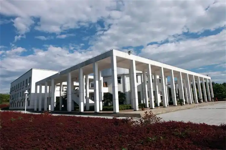 p>江西中医药大学是以中医药教育为主体,多学科发展,产学研结合的