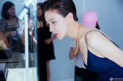 焦俊艳蓝调深v出席品牌活动 简约风演绎"帅气中的优雅"