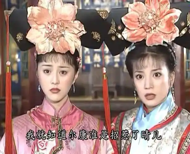 还珠:金锁向紫薇"告密"时,谁注意小燕子的这个动作了?很精辟