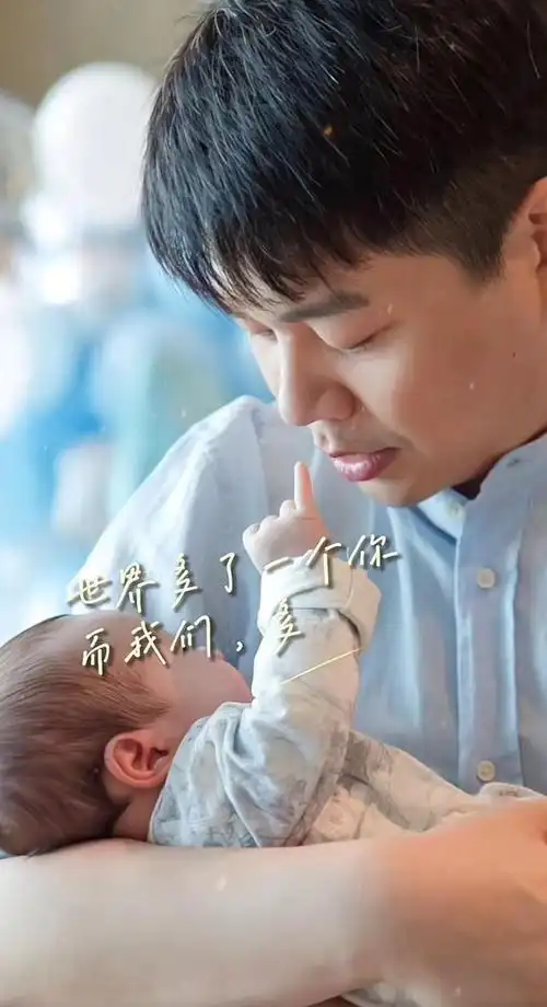 主持人沈涛罕晒一家三口!老婆刚出月子苗条貌美,儿子圆脸似爸爸