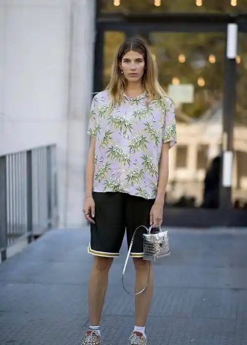 适当调整花衬衫的下摆,选择留在外还是塞进下面的服装里,搭配出来的