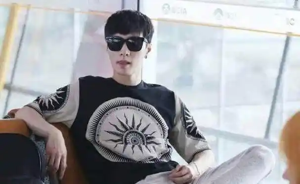 张艺兴和女生合照竟都是这么做的小绵羊的称号摆脱不了了_黄渤_罗志祥