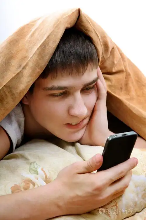 恼火的青少年用手机