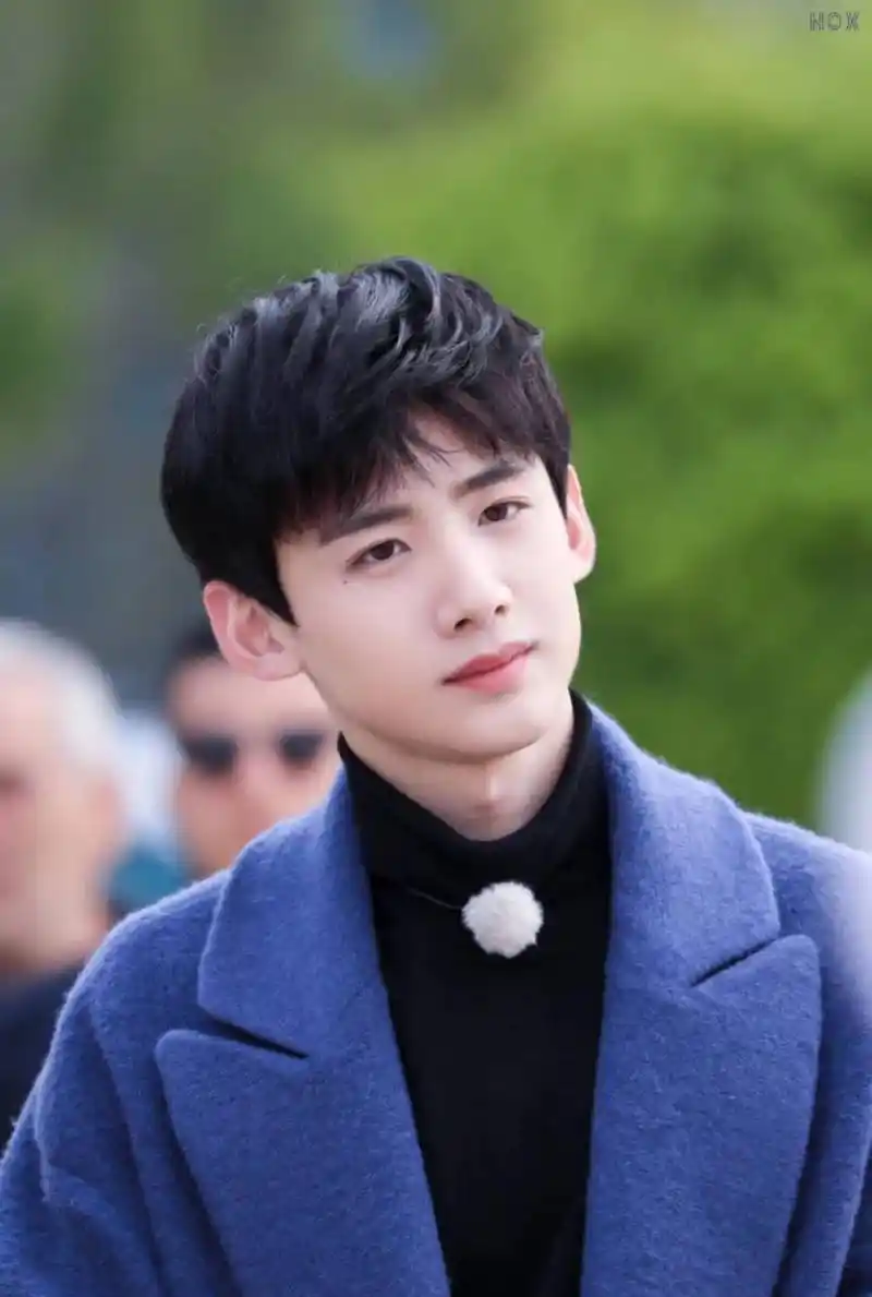 白敬亭童年裙子照曝光,引粉丝炸裂讨论!