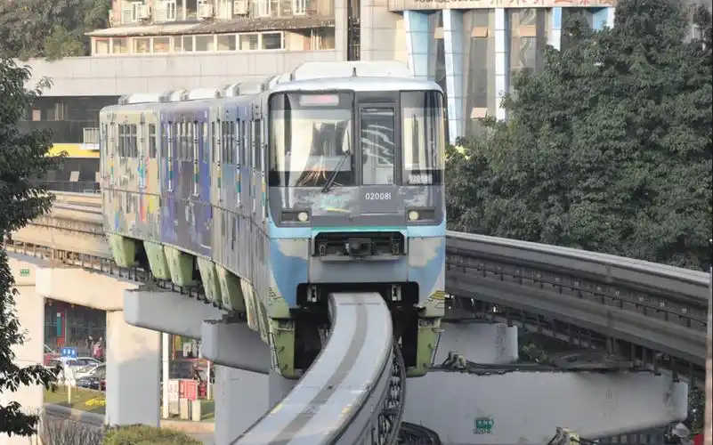 中国重庆搭单轨穿梭在山城空中重庆轨道交通2号线较场口往鱼洞前视