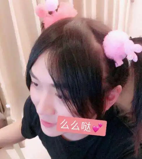 而更让网友们忍俊不禁的是最后一张大仙梳双马尾,扮女生的照片.