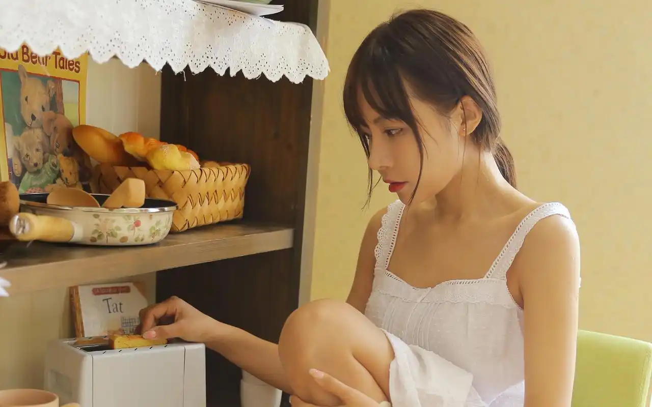 日系美女厨娘性感高清桌面壁纸