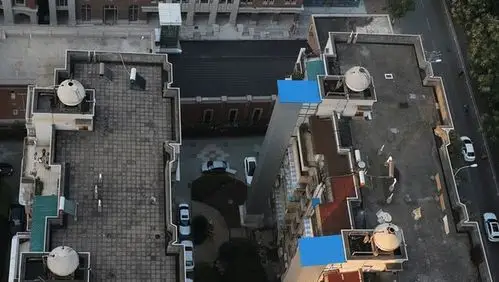 关于楼顶装太阳能造成漏水   首先要说明一点,在屋顶装太阳能