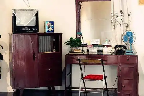 80年代的"三大件"也发生了变化黑白电视机,双缸洗衣机,单开门冰箱这些