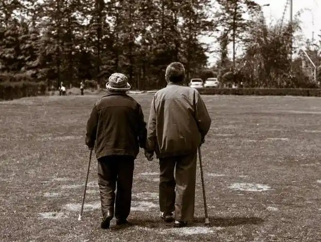 65岁老人带老伴旅游,6天接到十几个电话,儿子:能不能别添乱