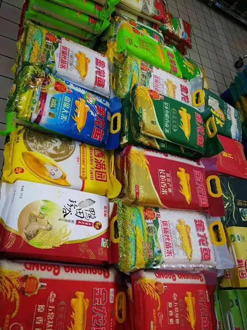 中午去超市购买食品,合肥市高新区合家福大型超市,问及米面油,服务员