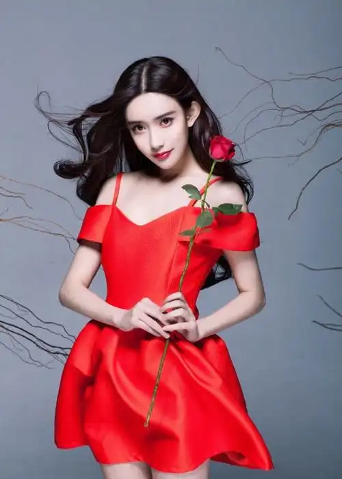 孟子义红裙香肩养眼写真图片