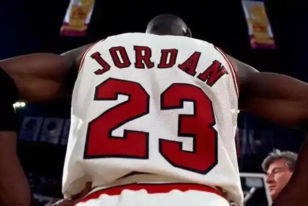 融媒热头条 正文  迈克尔·乔丹,一个神的背影.
