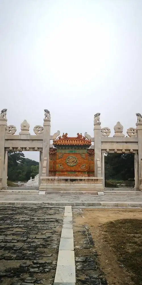 清西陵的泰陵是最大最早的一个陵是勤勤恳恳的雍正的陵寝据当地人说他