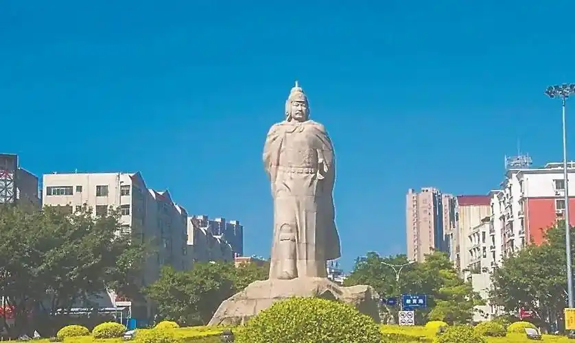 南安市里的郑成功雕像(资料图片)悠扬古乐余音缭绕,袅袅香火情牵两岸.