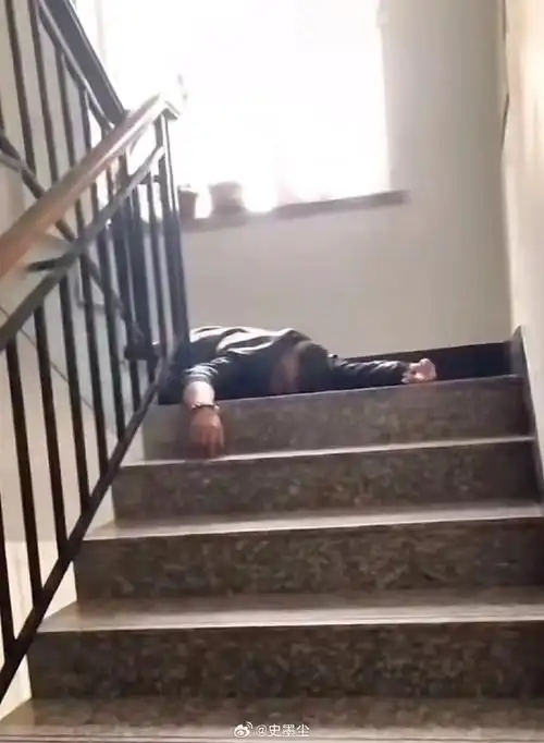 北京,一男子酒后抄近路从地下车库穿行,爬楼梯时不慎摔倒后猝死,男子